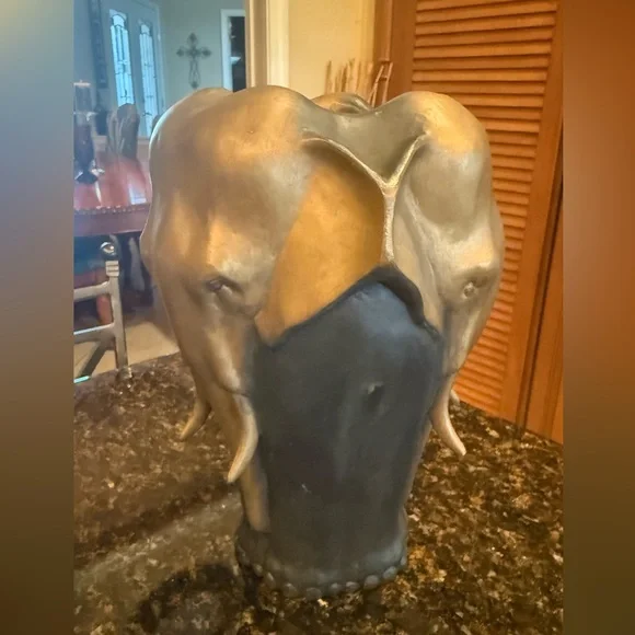 Vintage Design Toscano Artistic Elephant Motif Vase in Black & Gold